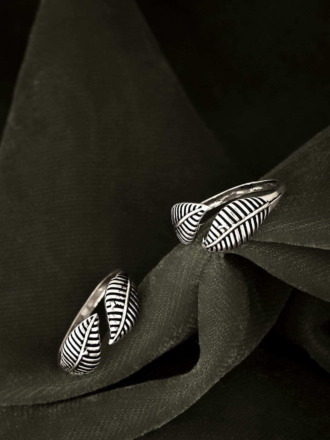 ATIBELLE Set Of 2 German Silver-Plated Leaf Shaped Textured Oxidised Toe Rings - Image 1